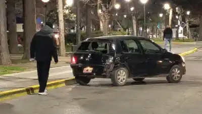 Chocó contra un árbol en pleno centro y el control de alcoholemia dejó a todos sin palabras