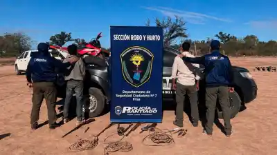 Allanamiento por abigeato en El Salvador: dos detenidos y un arsenal en pleno monte