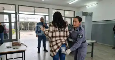 Fue a visitar a su hermano a la cárcel y el hallazgo en su pantalón la dejó detenida