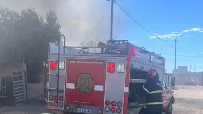 Fueron a buscar a su hijo a la escuela y el fuego destruyó su casa en Trelew