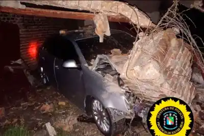 Chocó contra la columna de una casa en Piedras Blancas y el impacto lo dejó herido