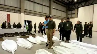 El presidente de Colombia posó junto a cadáveres de rebeldes: la polémica imagen que divide al país