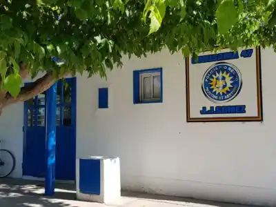 Quiso escapar de la policía en moto, pero un derrape le puso fin a la fuga en Roca