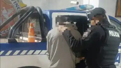Lo que encontraron en el bolso de un hombre que manipulaba un picaporte