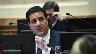 Malvinas: un senador radical salió a respaldar a Milei y apuntó contra el Congreso