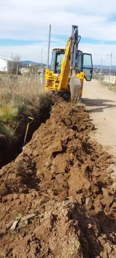 Obras en Tanti: avanza la red de agua y un barrio se acerca al fin de los camiones cisterna