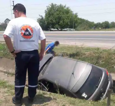 Cayó a un canal al esquivar a un auto en Monteros