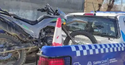 Alerta de vecinos en Caleta Olivia: dos hombres huían con una moto y la dejaron tirada en un baldío