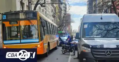 Un choque triple en pleno Centro dejó a un motociclista internado