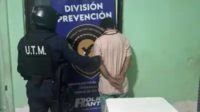 Termas: Un hombre huyó con una mesa a cuestas y la policía lo interceptó en plena fuga