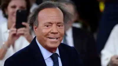 Nuevas acusaciones contra Julio Iglesias: dos exempleadas lo denuncian por abuso y explotación