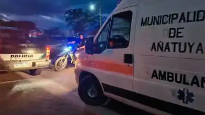 Choque frontal de motos en el Rosso: Dos jóvenes terminaron en el hospital tras un impacto que alertó a todo el barrio
