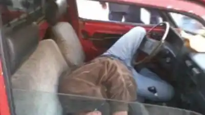 Se quedó dormido en su camioneta y al despertar descubrió que le habían vaciado la cuenta
