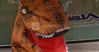 Un T-Rex se subió a un colectivo en Salta y nadie podía creer lo que veía