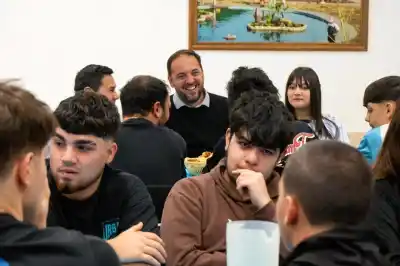 Desayuno con 45 jóvenes del oeste pampeano: qué les dijo Di Nápoli