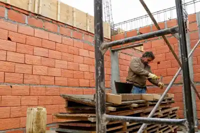 Diez familias de Neuquén dejarán sus viviendas: la licitación que promete cambiarles la vida