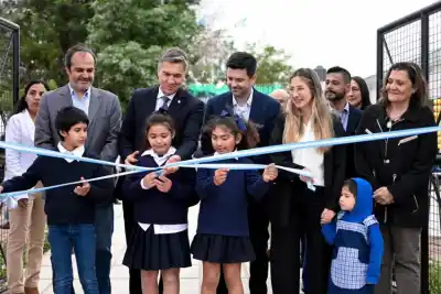Cien años no se cumplen todos los días: Zdero inauguró el nuevo edificio de la Escuela N° 105