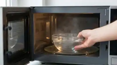 El truco casero que revoluciona la limpieza del microondas y que tenés en tu alacena