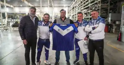 Vidal entregó una cancha en San Julián y apuntó contra el kirchnerismo
