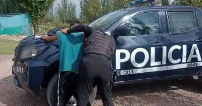Le robó el celular a un pasajero del micro y su fuga terminó arriba de un techo