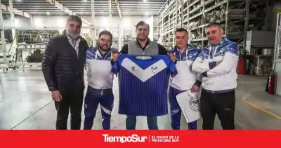 El plan de Vidal para duplicar las canchas de césped sintético en Santa Cruz
