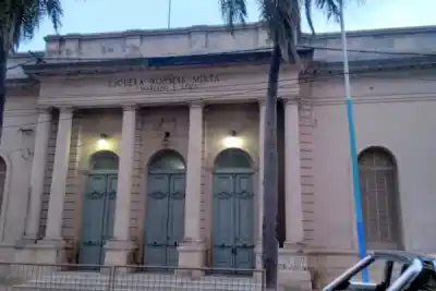 Adiós al celular en las aulas: una escuela de Goya tomó una decisión que divide a los padres