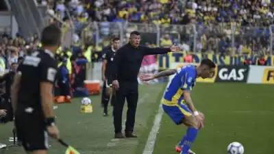 Almirón prepara un cambio clave en el ataque para el clásico