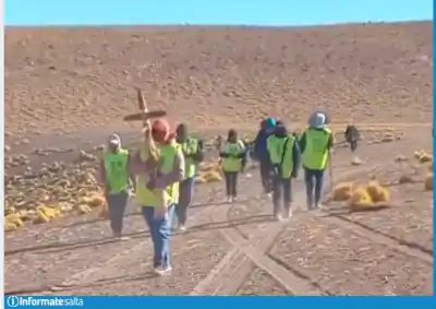 61 peregrinos de la puna caminan contra el frío hacia la Catedral de Salta