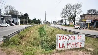 Tres puentes nuevos no alcanzan: los vecinos del “Zanjón de la Muerte” exigen el entubado