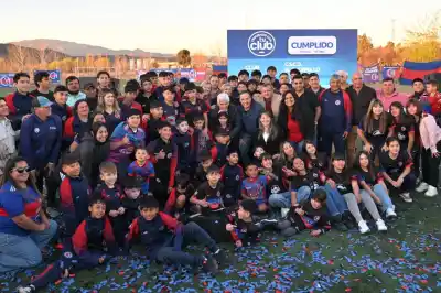 El Gobernador inauguró un nuevo espacio en un club de Donovan: el detalle de la obra
