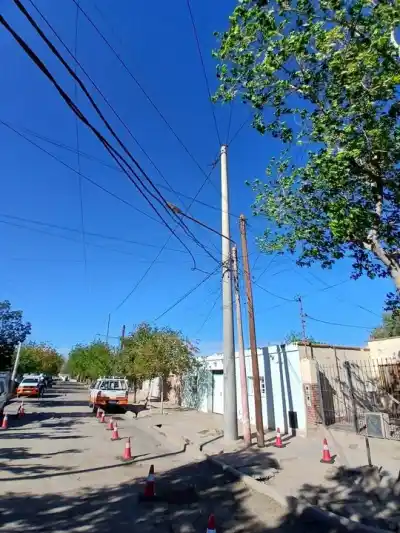 Un barrio de San Juan dejó atrás los cables clandestinos: el detalle del operativo que cambió 60 casas