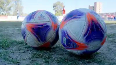 Tensión en un predio deportivo: ladrillos, autos dañados y posibles disparos