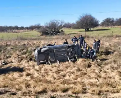 Vuelco fatal en la ruta 188: un jubilado de 82 años murió en el acto y tres personas resultaron heridas