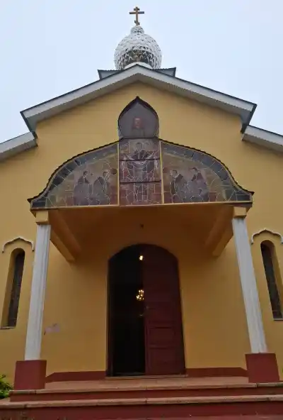 Un pueblo misionero, una iglesia con cúpulas que construyeron sus vecinos y una campana que llegó de Rusia