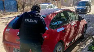 Secuestraron un arsenal en Centenario: allanamientos, armas y dos demorados