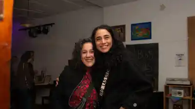 Entre paredes de escuela: la obra que convierte un patio en un escenario de preguntas