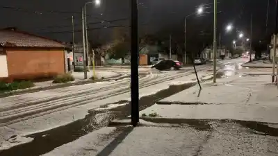 El insólito clima que sorprendió a Bahía Blanca y tiñó de blanco las calles