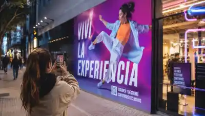 La calle como pantalla: cómo el phygital convierte vidrieras en escenarios interactivos