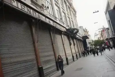 Locales vacíos y consumo en caída: el drama de la industria textil en el centro rosarino