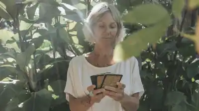 Escapó de un matrimonio abusivo y hoy enseña tarot a mujeres presas