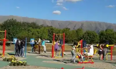 La plaza que inauguraron Poggi y Petrino hoy es un misterio