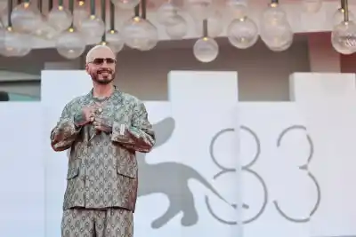 J Balvin, nuevo embajador de Armani Beauty: el look que robó todas las miradas en Venecia