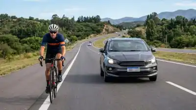 Adelantar ciclistas será más caro: el país que te obligará a bajar 20 km/h