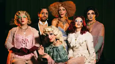 El musical que rescata las fiestas maricas del 1900 llega a Rosario tras agotar entradas en Buenos Aires