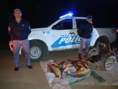 Dos hombres circulaban con algo prohibido: el insólito hallazgo de la policía en Colonia Benítez