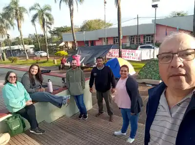 Acamparon frente a la municipalidad: lo que encontraron dentro del tanque de agua los dejó helados