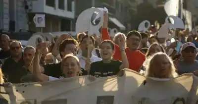 Rosario se prepara para una marcha histórica: pañuelos blancos y un cierre musical único por los 50 años del Golpe