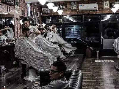 El boom de las barberías que cambia los barrios y da trabajo a los jóvenes