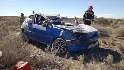 Un auto dio cuatro tumbos en la Ruta 237 y el dato que sorprende es cómo salieron los ocupantes