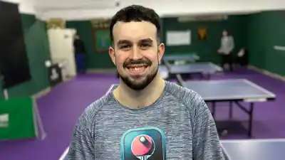 De limpiar baños en un boliche a viajar por Europa: la transformación radical del argentino que revoluciona el ping pong